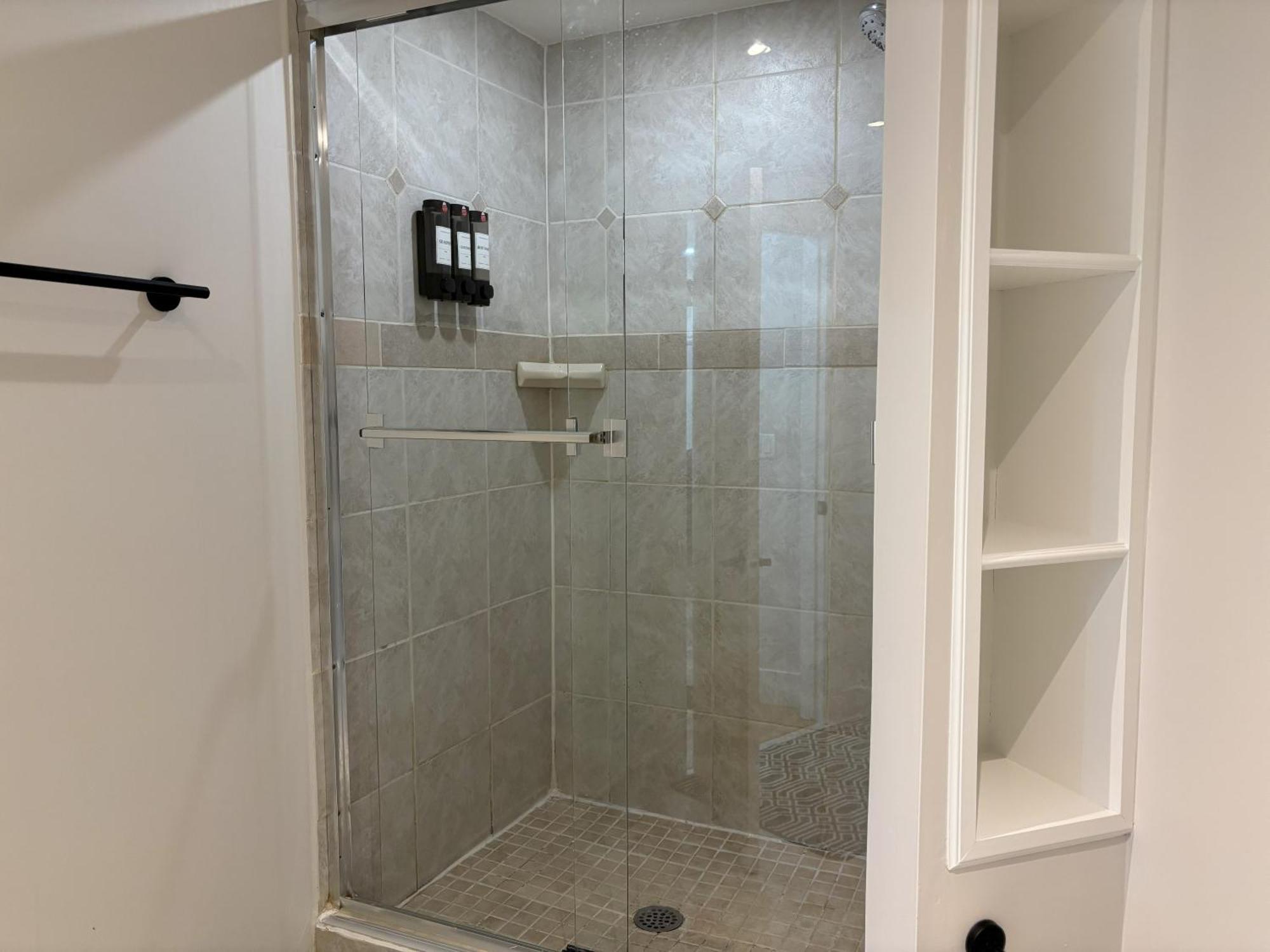 Valleyhut - Private 2 Bedrooms 1 Bathroom Walkout Basement Apartment Apartment *