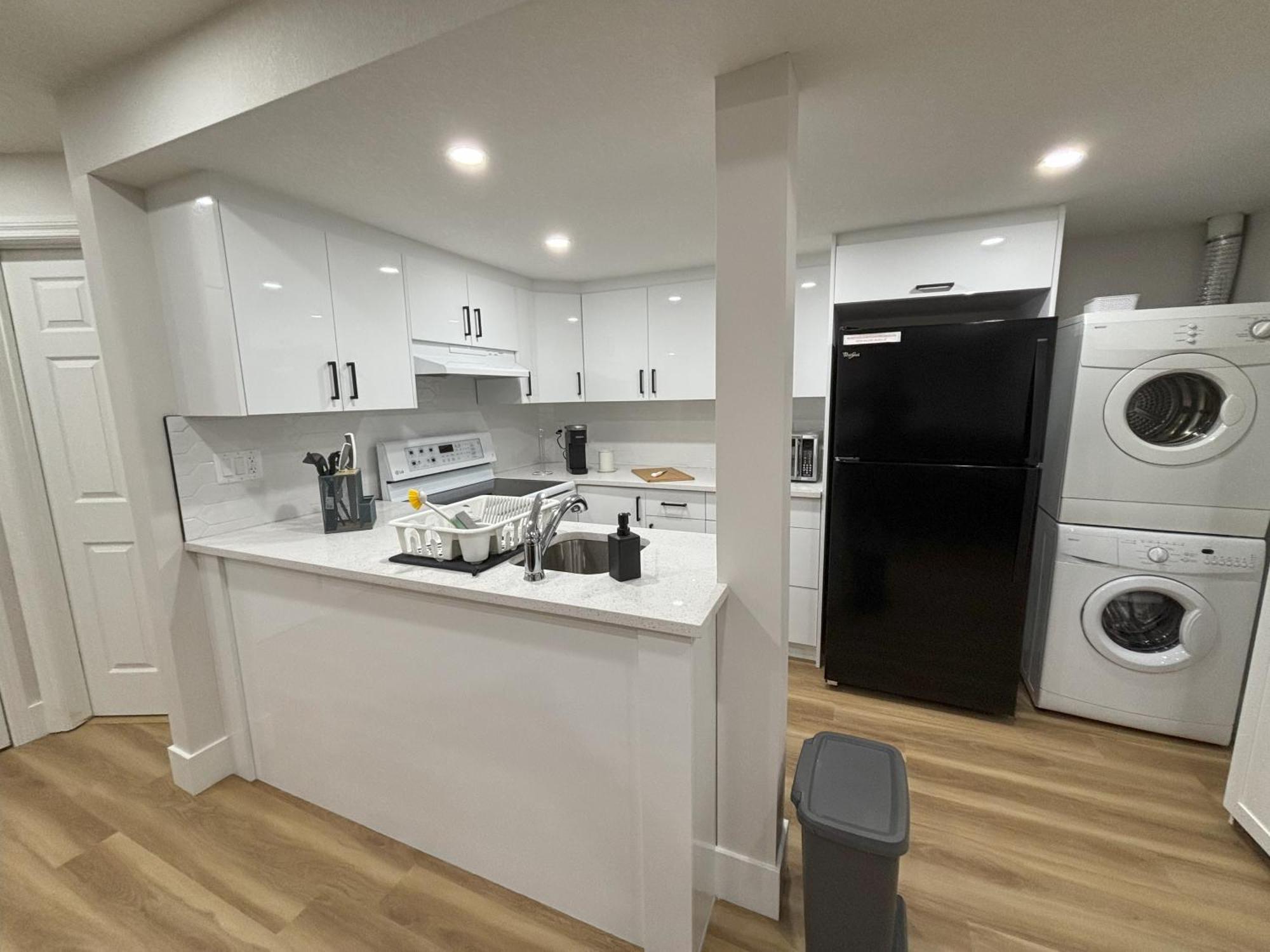Valleyhut - Private 2 Bedrooms 1 Bathroom Walkout Basement Apartment Apartment Calgary