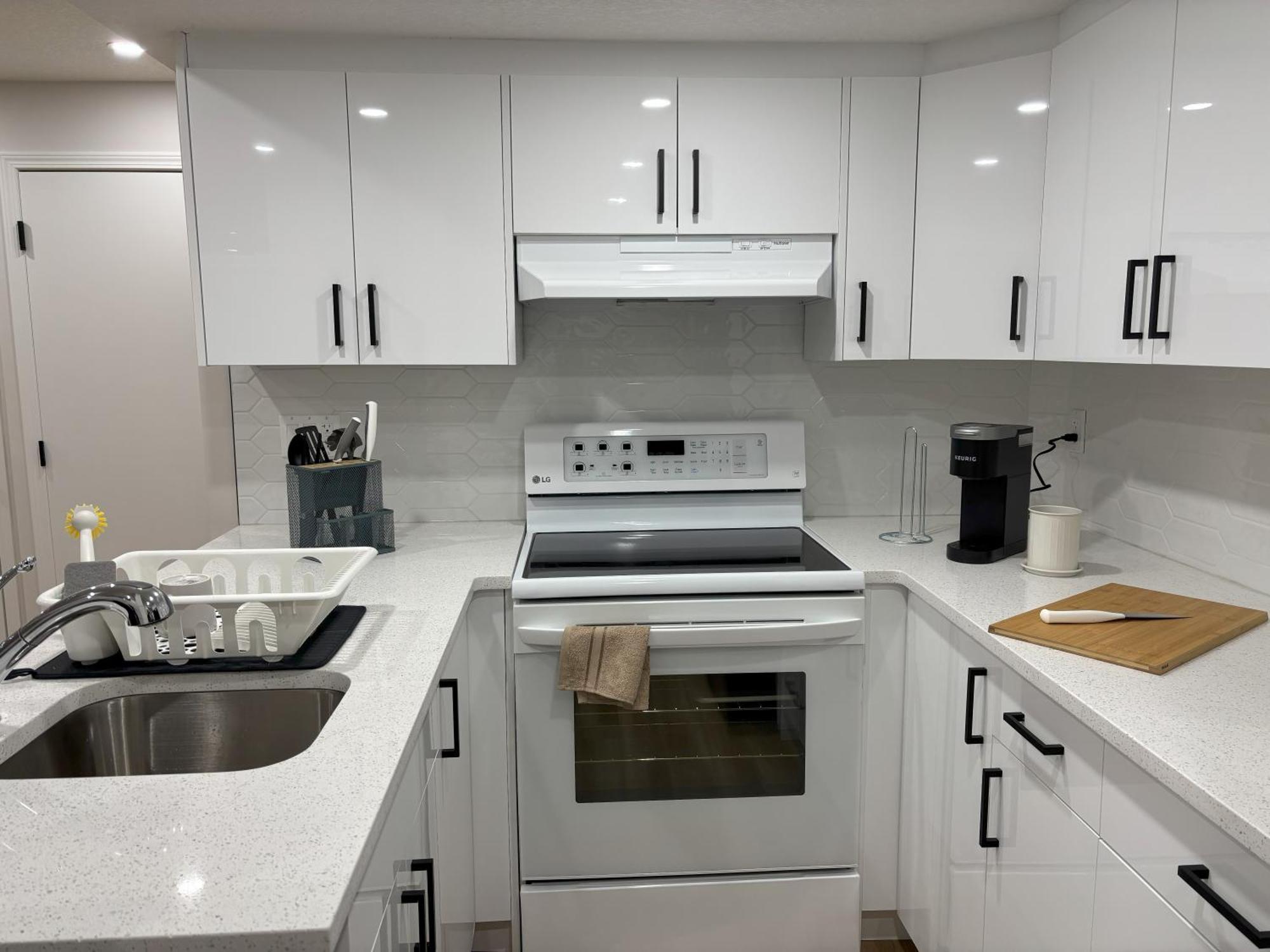 Valleyhut - Private 2 Bedrooms 1 Bathroom Walkout Basement Apartment *