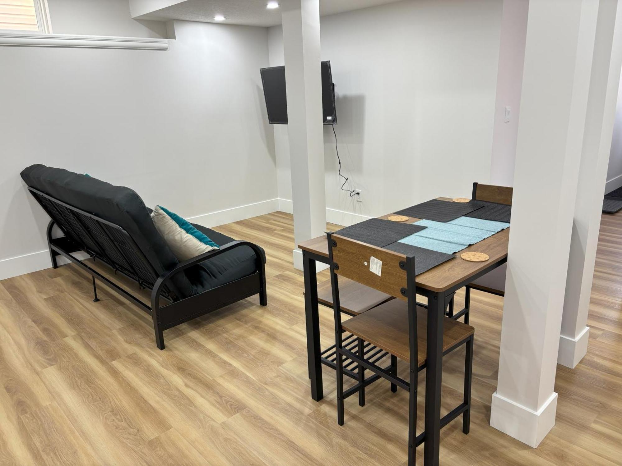 Apartment Valleyhut - Private 2 Bedrooms 1 Bathroom Walkout Basement Apartment Calgary
