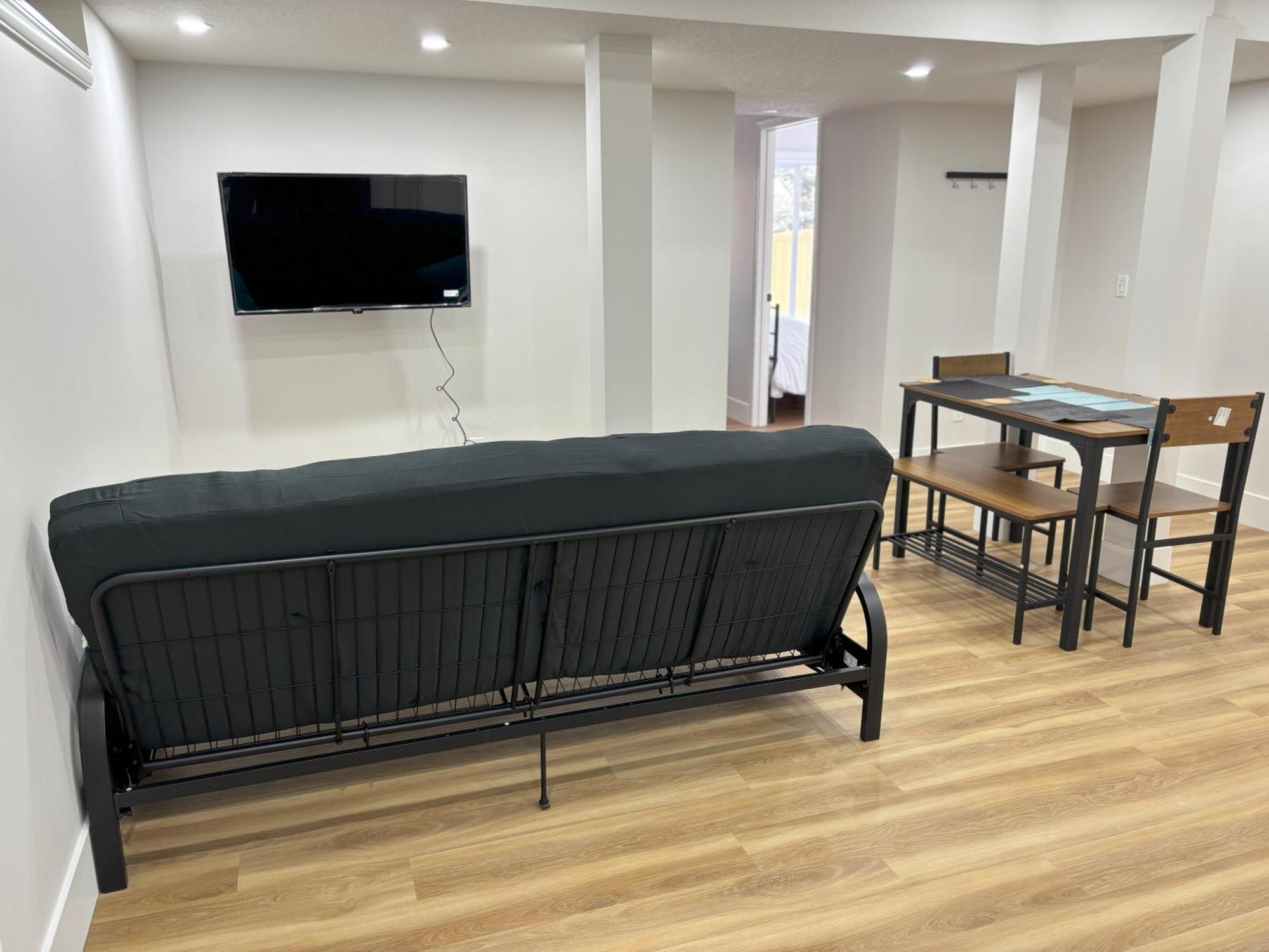 Apartment Valleyhut - Private 2 Bedrooms 1 Bathroom Walkout Basement Apartment *