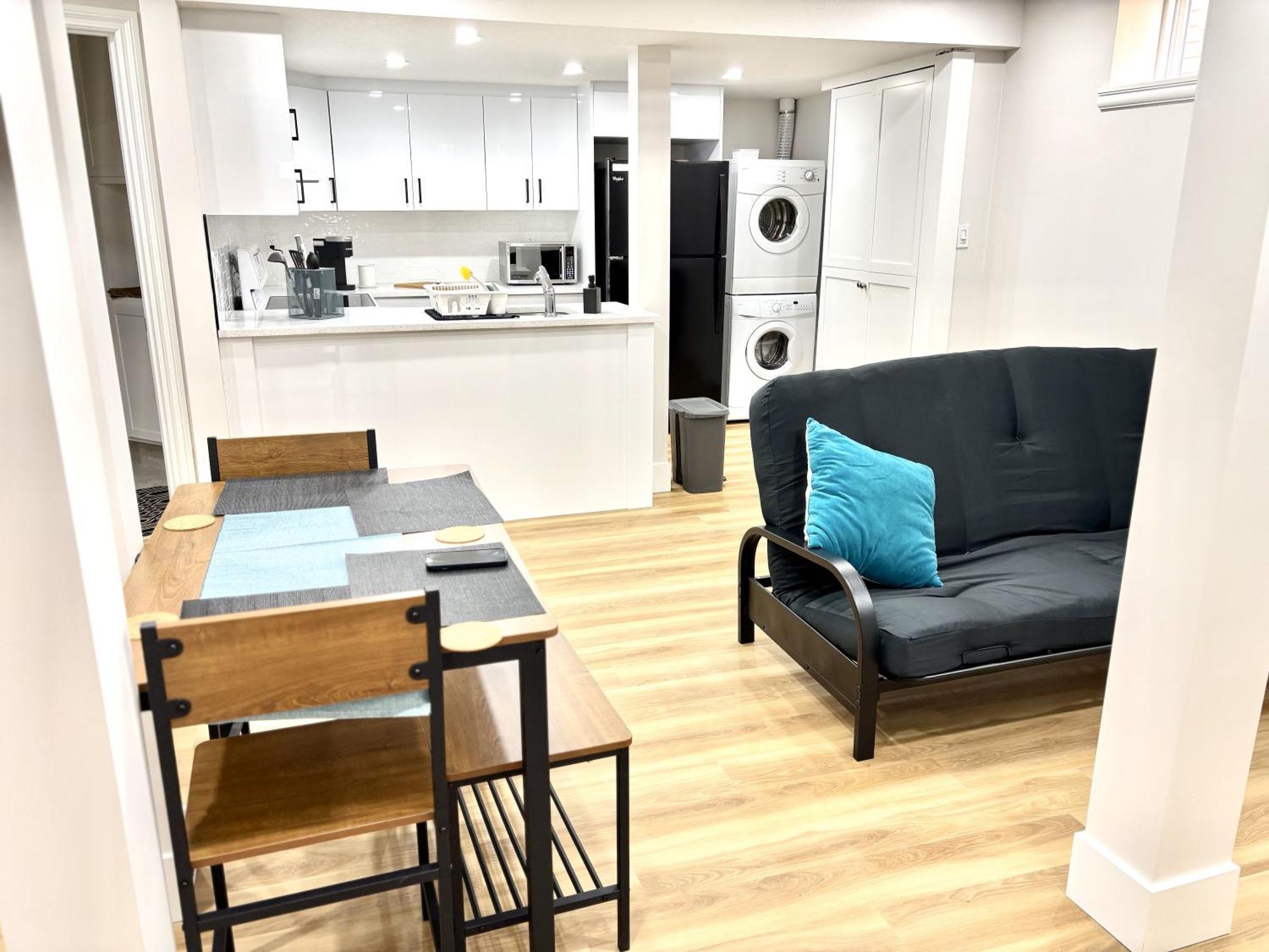 Valleyhut - Private 2 Bedrooms 1 Bathroom Walkout Basement Apartment Apartment Calgary