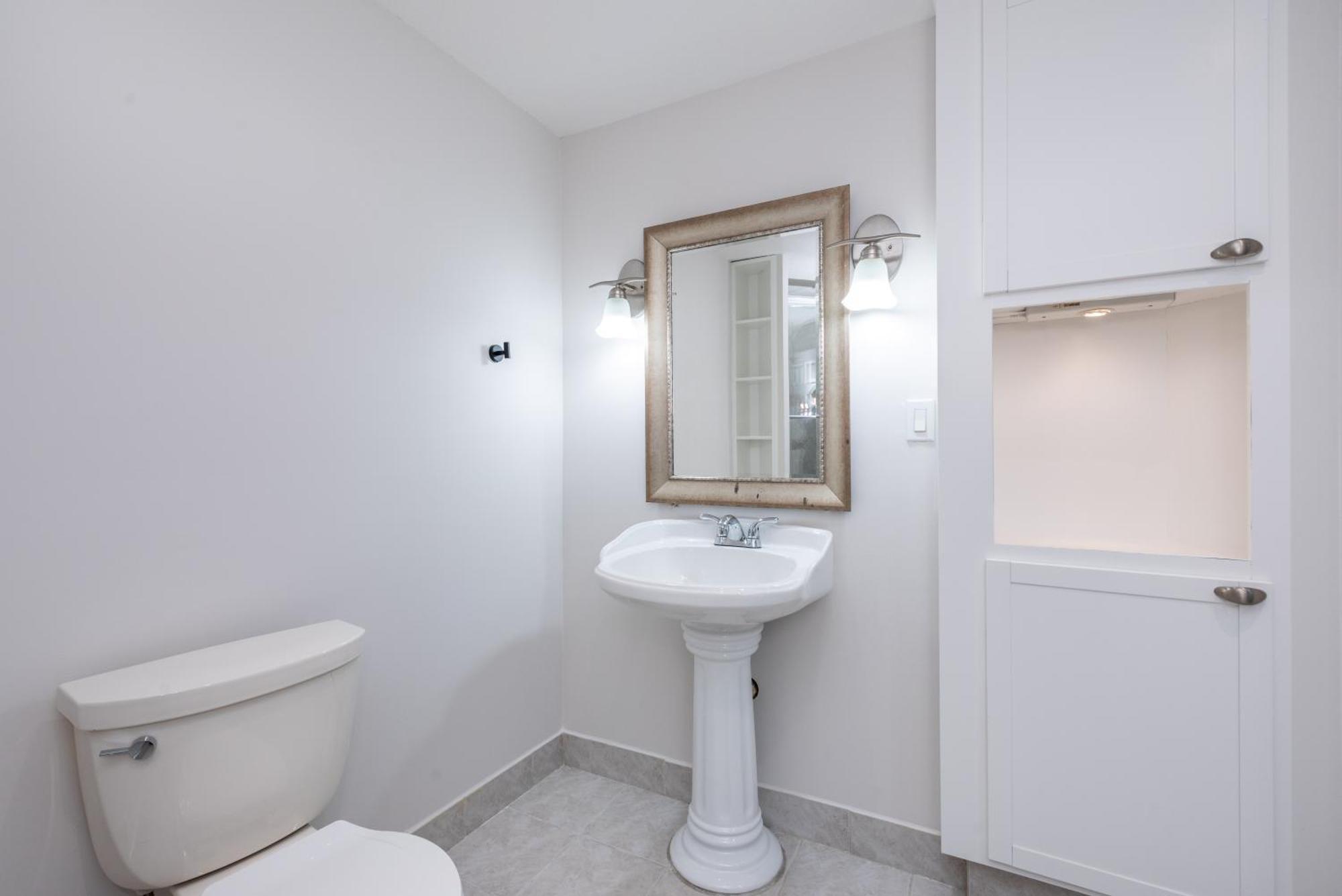 Apartment Valleyhut - Private 2 Bedrooms 1 Bathroom Walkout Basement Apartment *