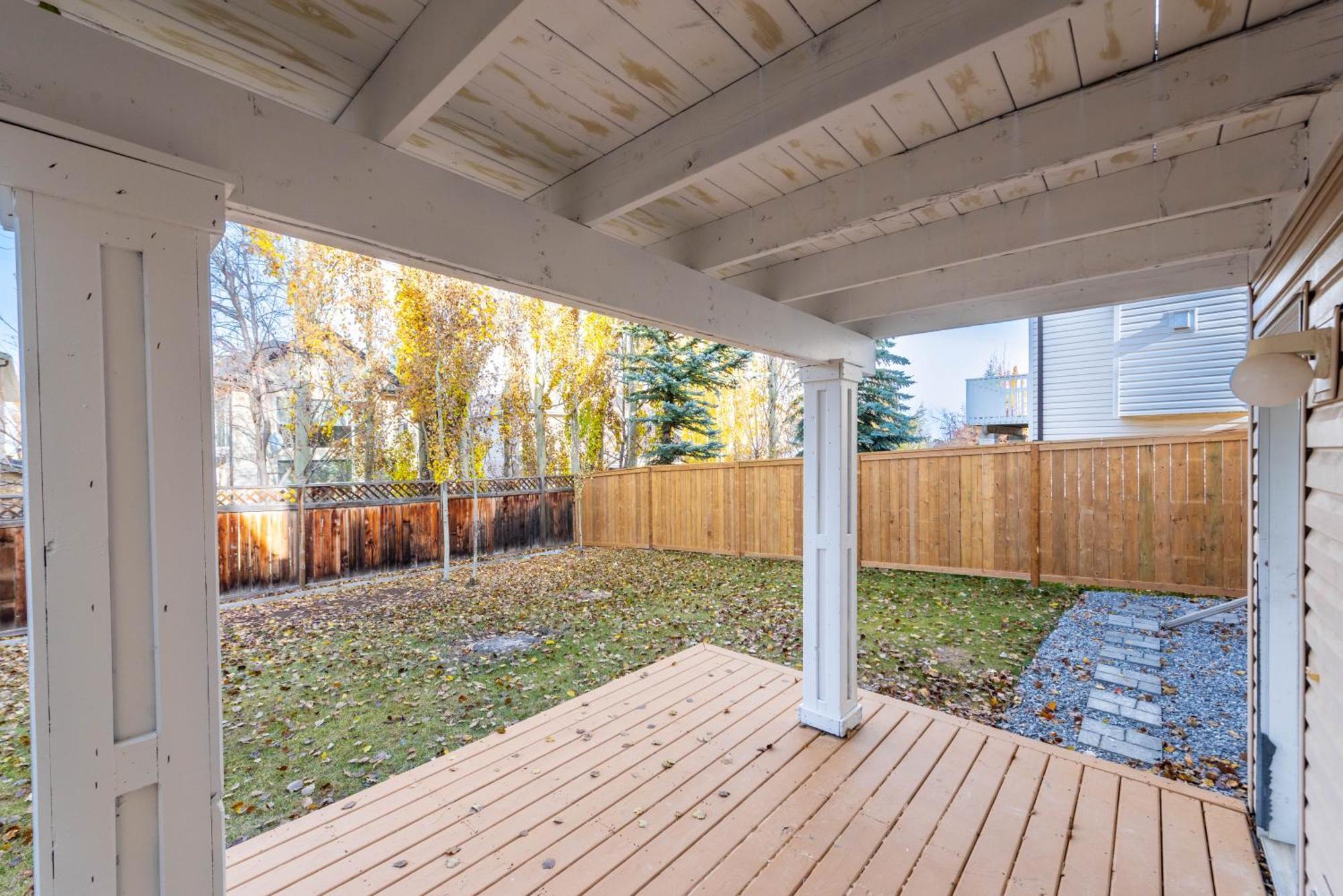 Valleyhut - Private 2 Bedrooms 1 Bathroom Walkout Basement Apartment *