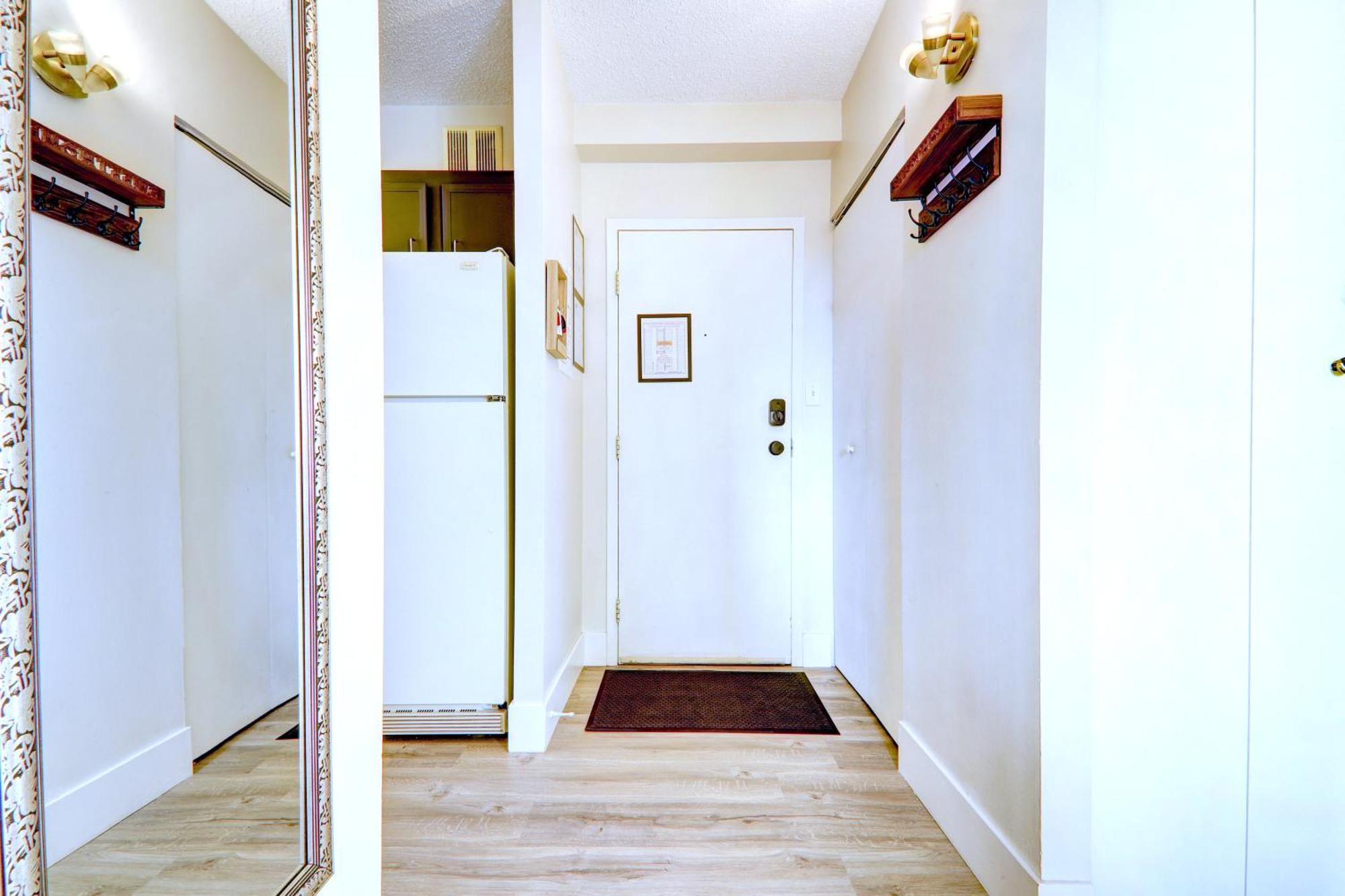 Large Floor 2br, Stampede & Parking By Doorbed *