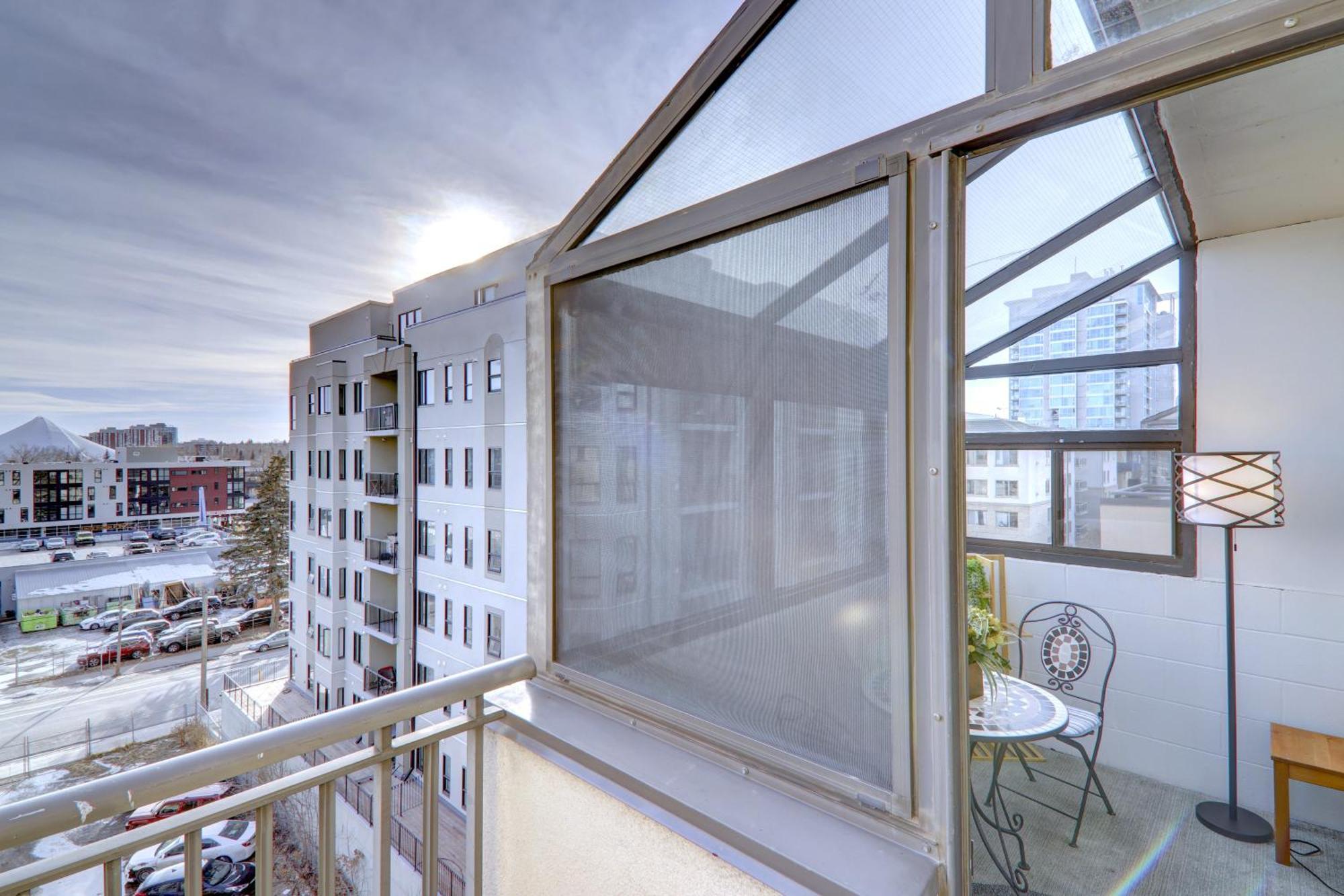 Large Floor 2br, Stampede & Parking By Doorbed