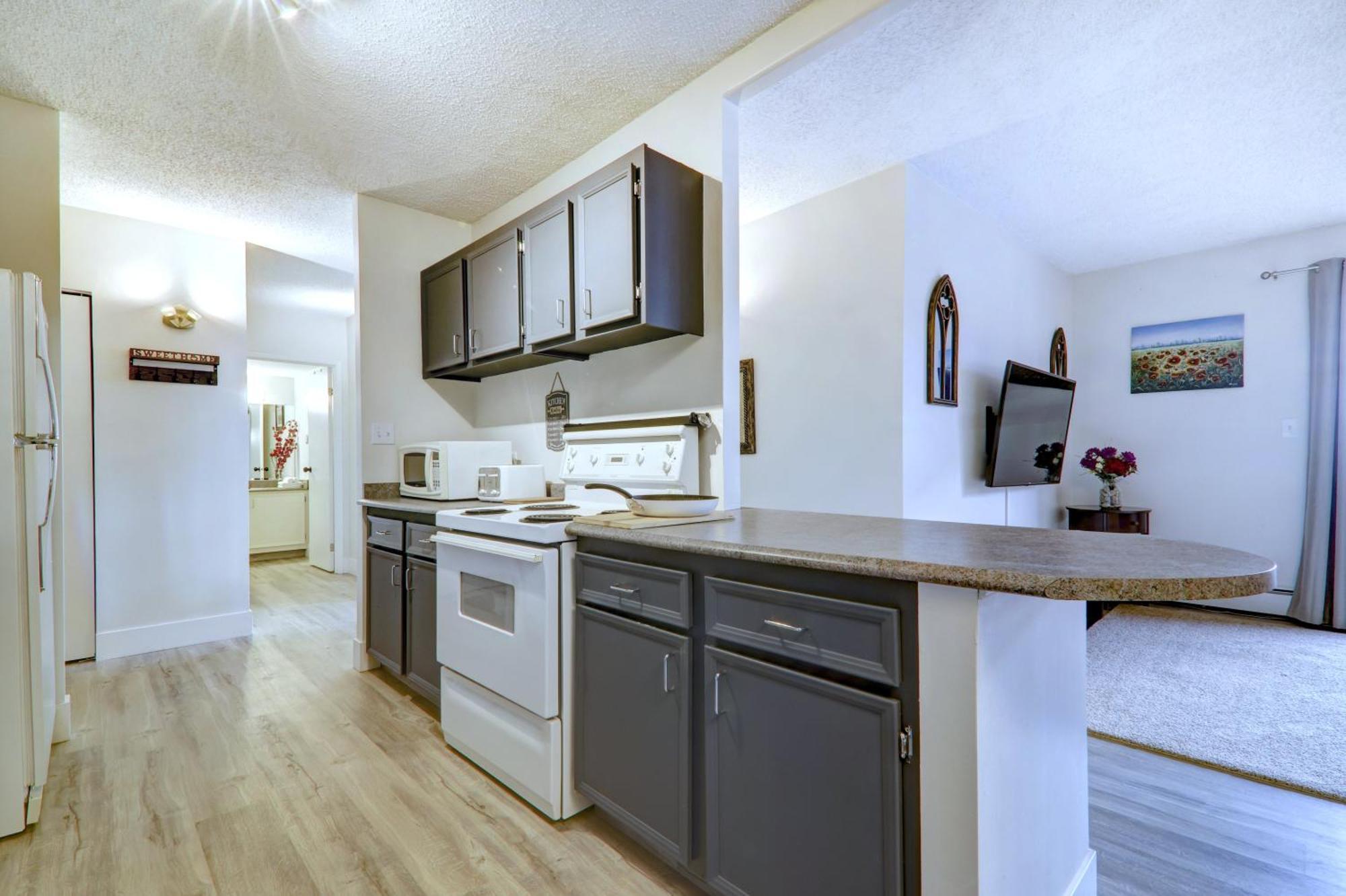 Large Floor 2br, Stampede & Parking By Doorbed *