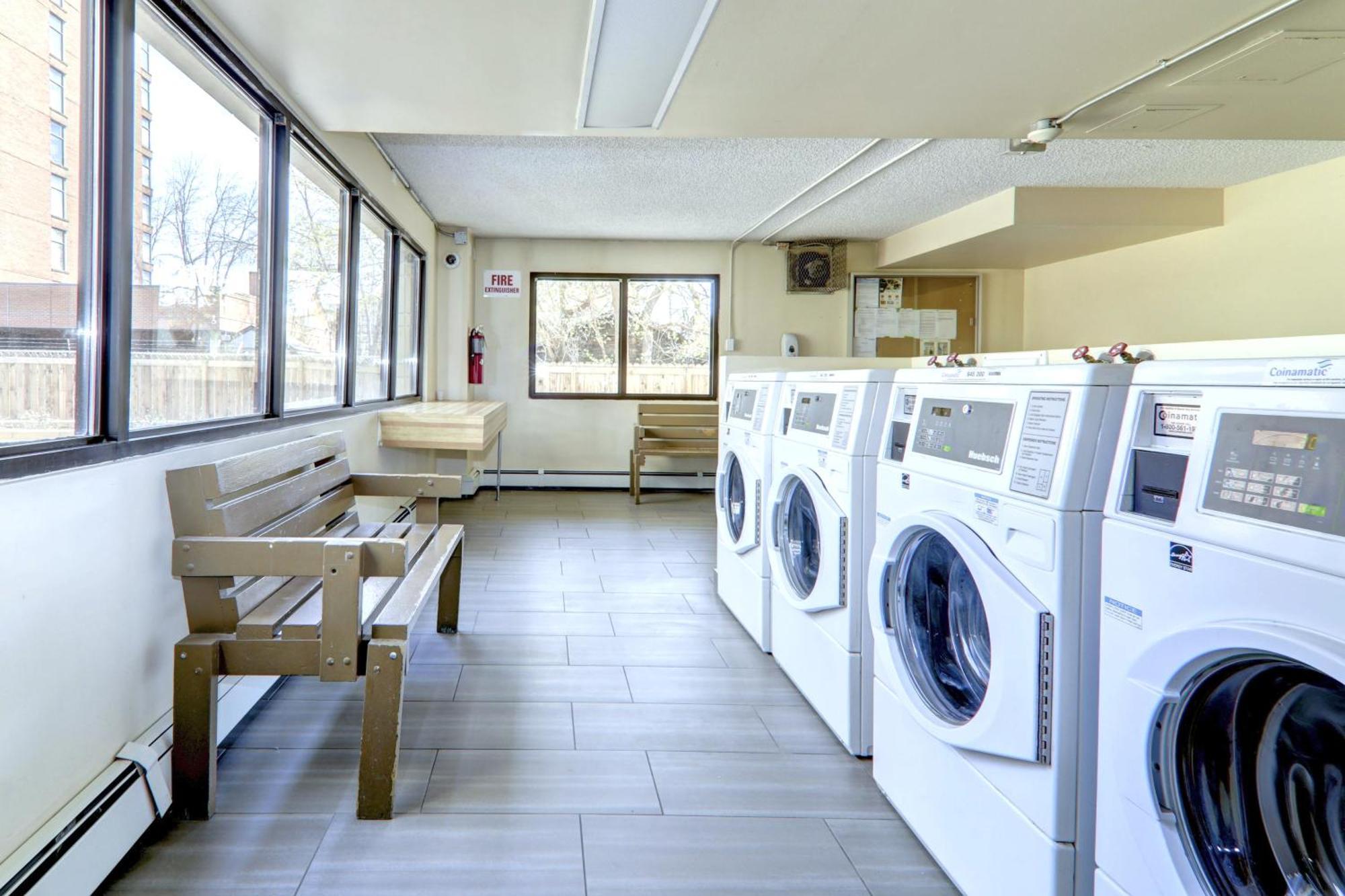 Large Floor 2br, Stampede & Parking By Doorbed Apartment