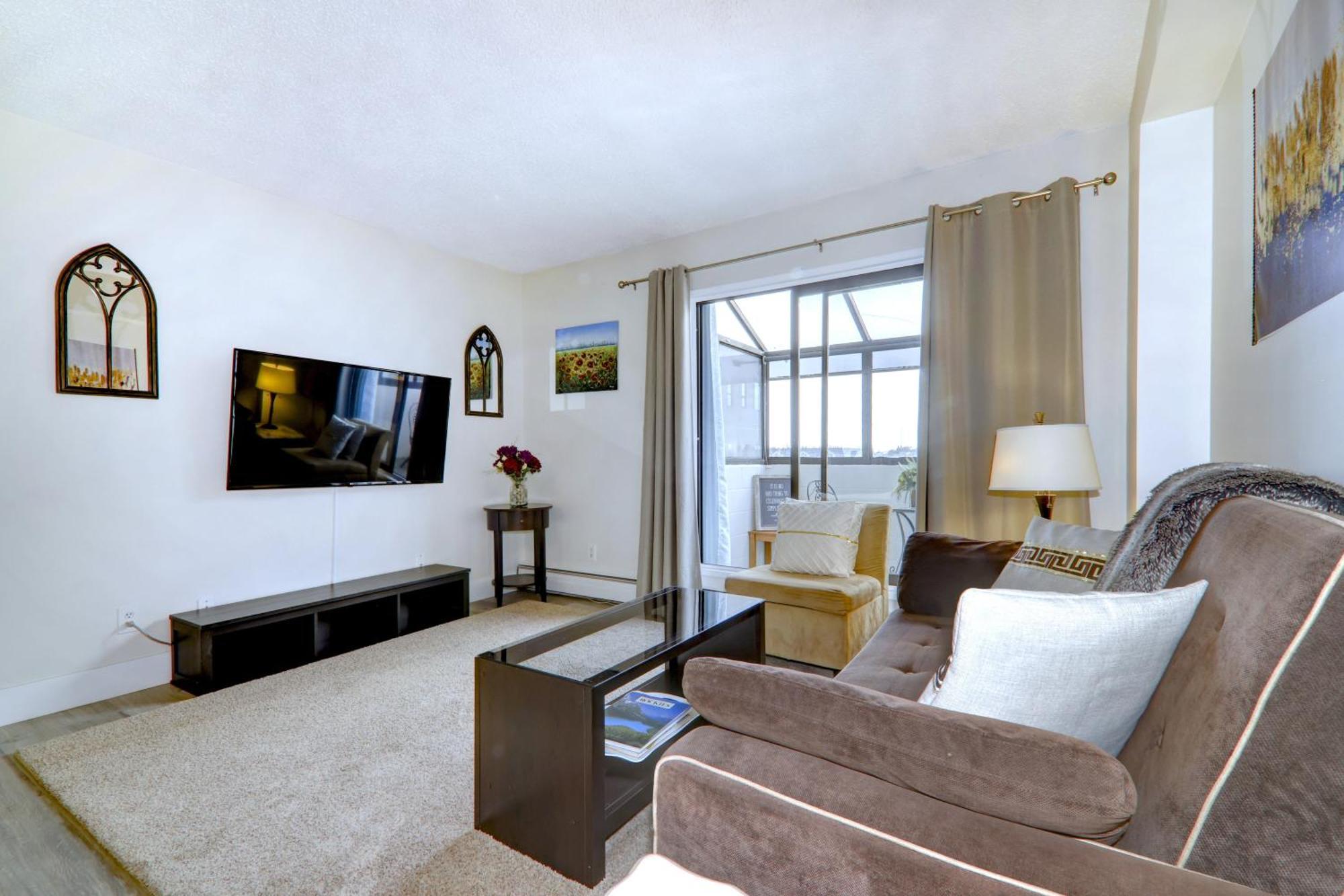 Large Floor 2br, Stampede & Parking By Doorbed