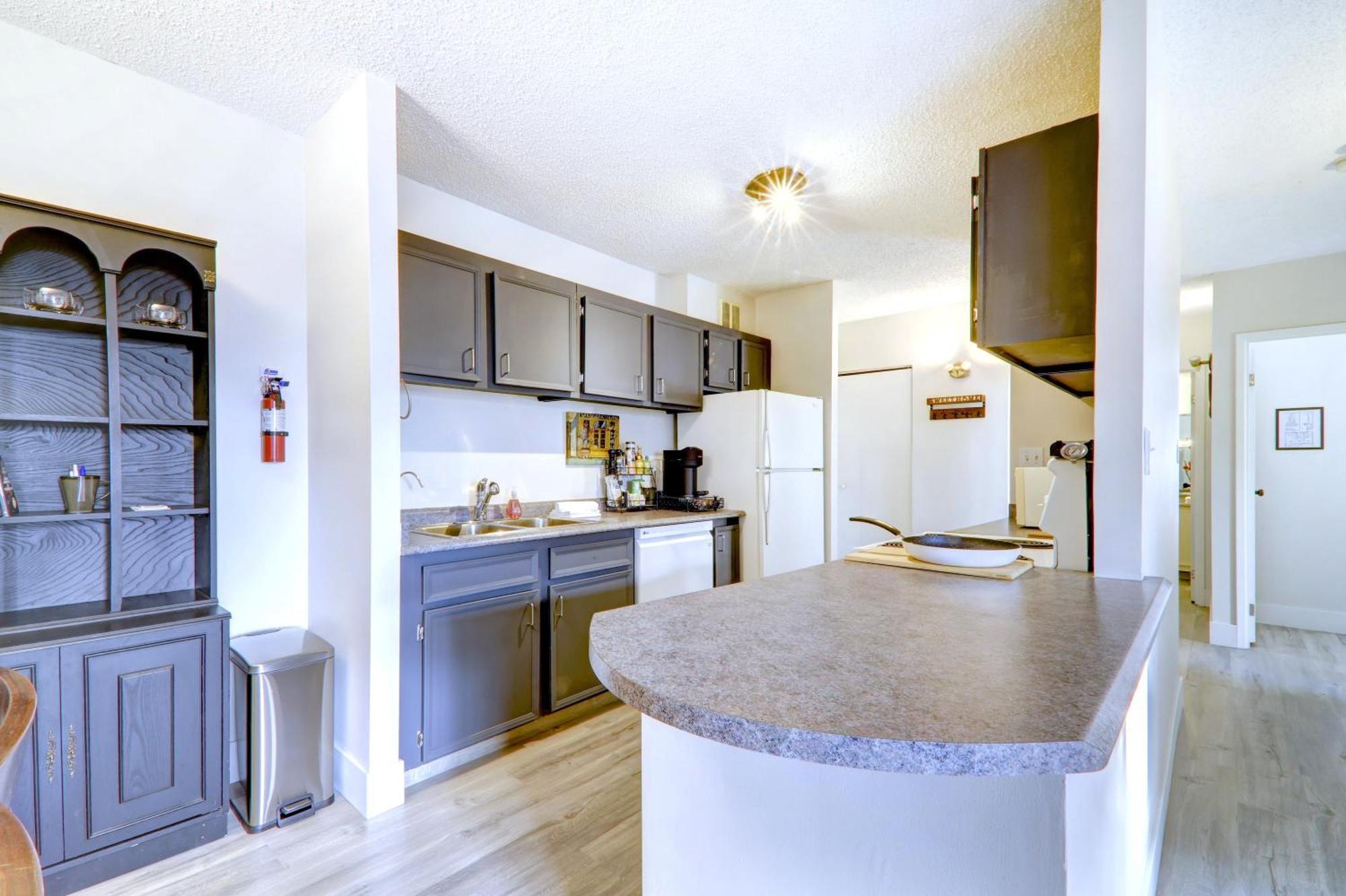 Large Floor 2br, Stampede & Parking By Doorbed * Calgary