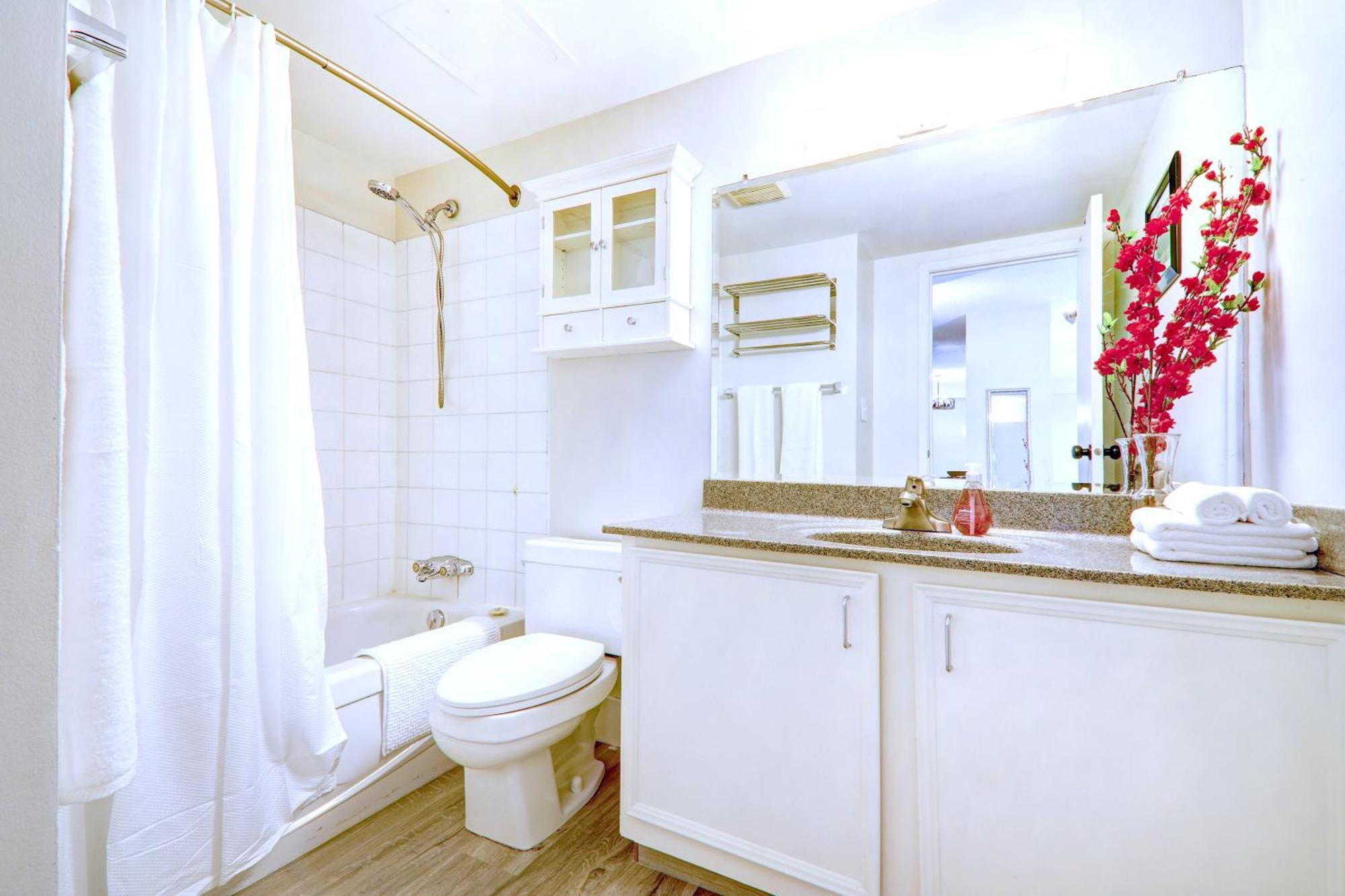 Large Floor 2br, Stampede & Parking By Doorbed Apartment