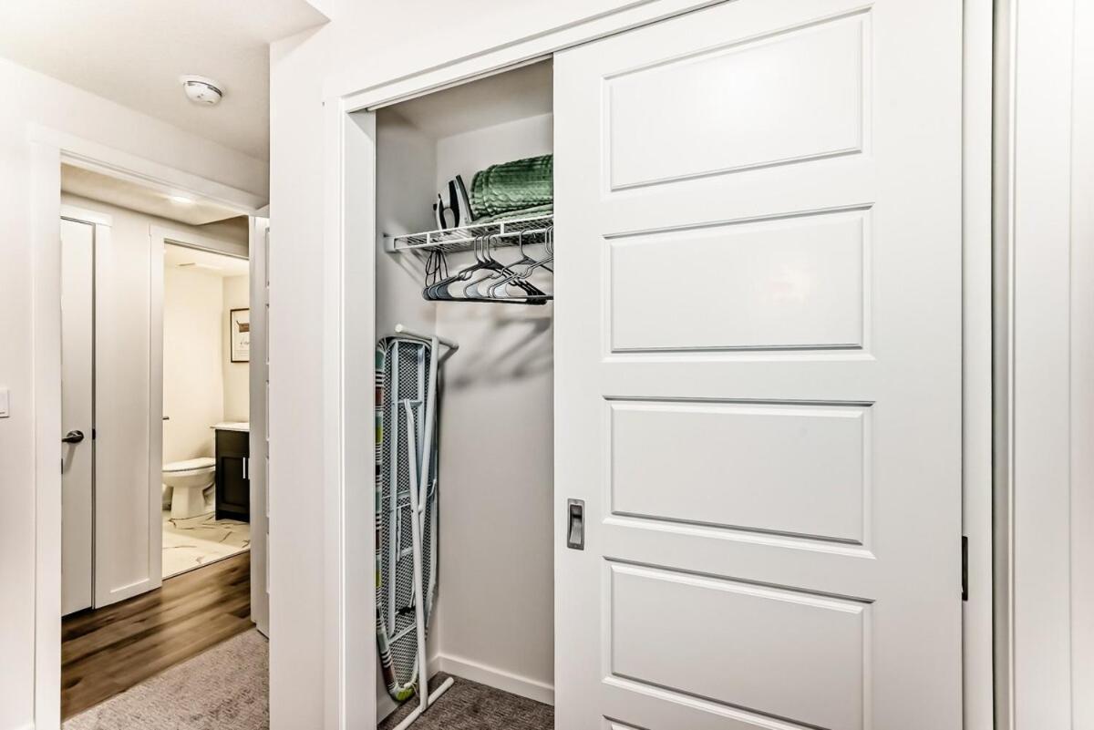 Private Unit 15 Mins From Airport Apartment *
