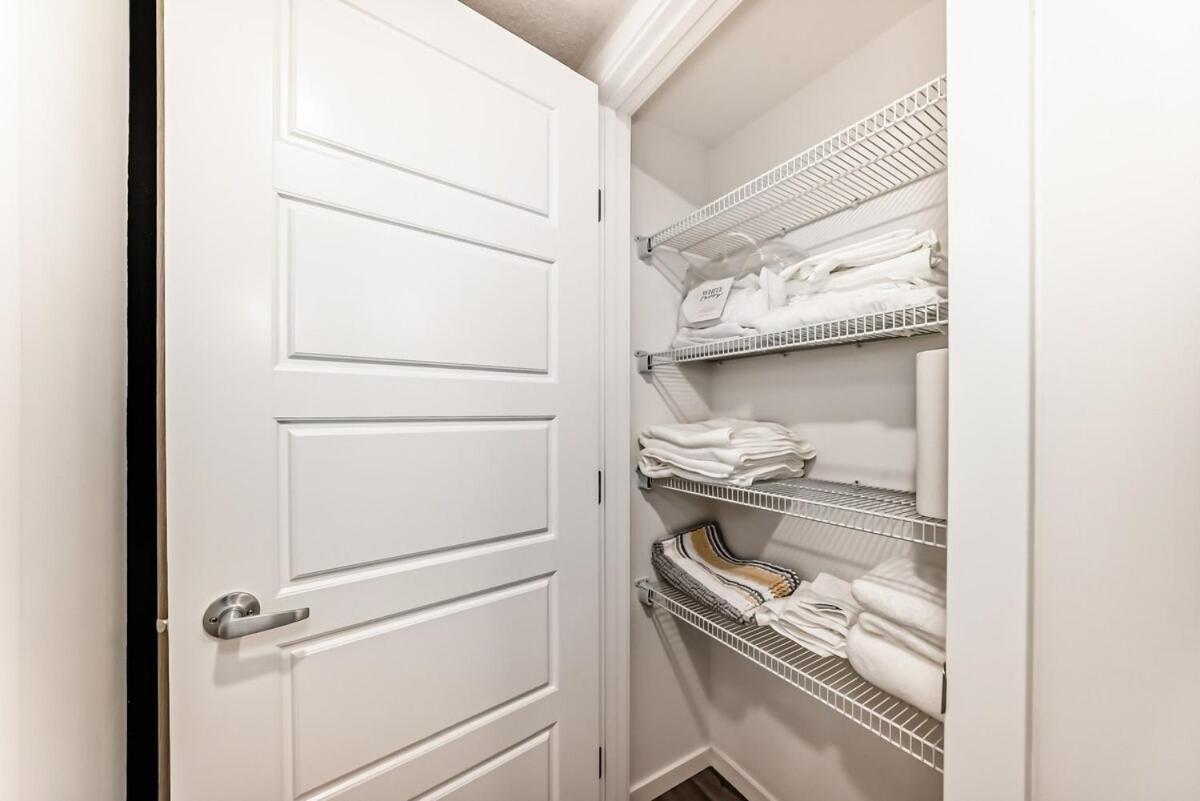Apartment Private Unit 15 Mins From Airport Calgary