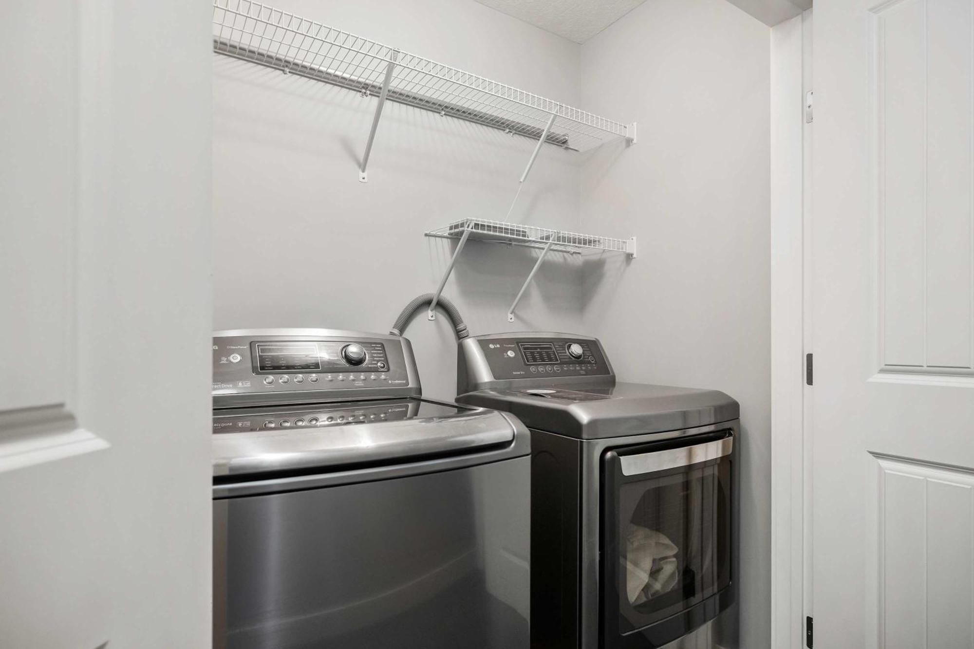 New! Large Family 4br W Kid's Play Den, Yard - Free Banff Pass, Bbq, Netflix, Parking & Wine! Holiday home *