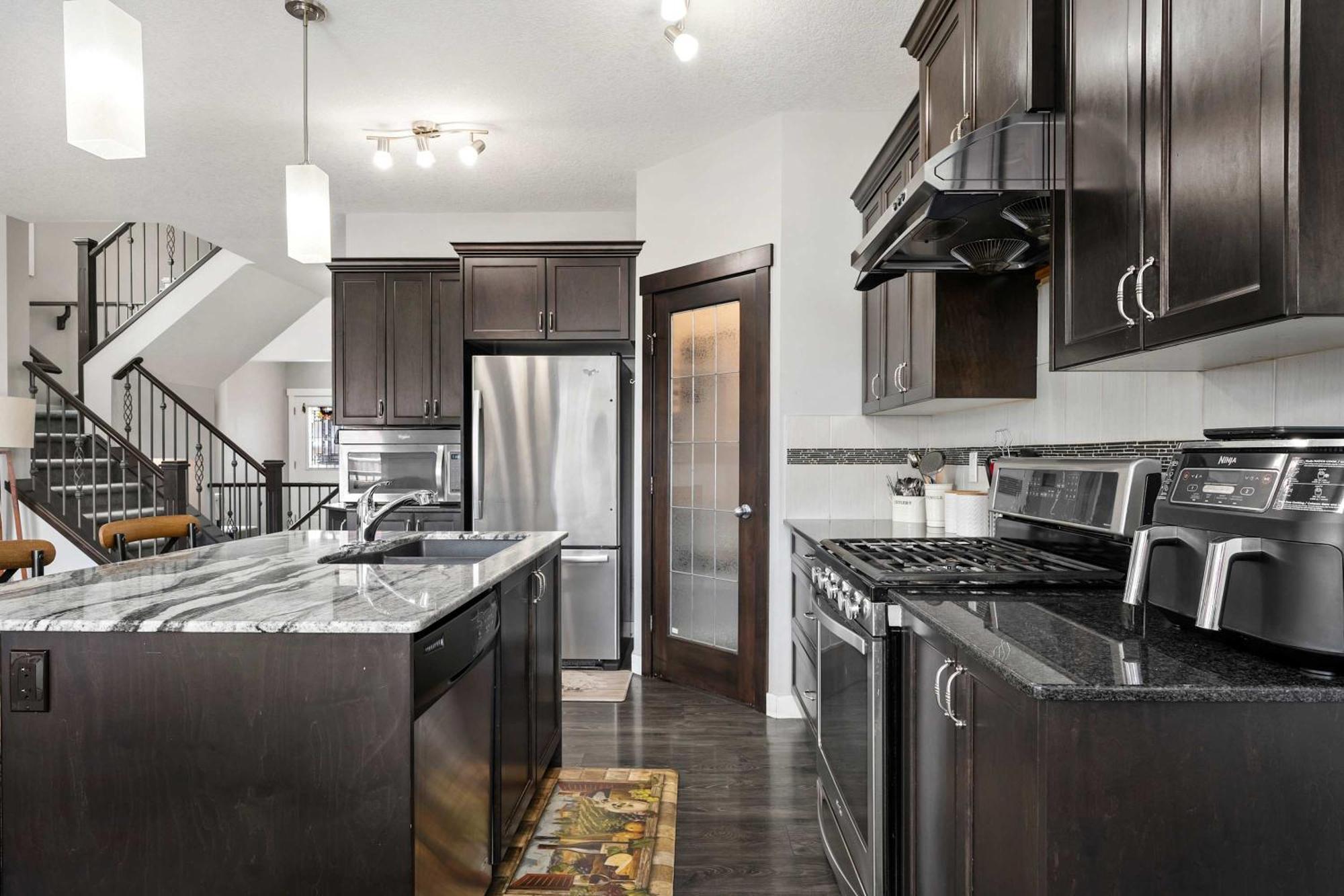 Holiday home New! Large Family 4br W Kid's Play Den, Yard - Free Banff Pass, Bbq, Netflix, Parking & Wine! *
