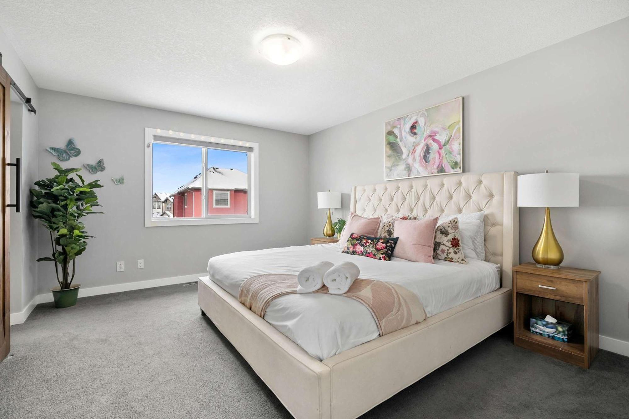 New! Large Family 4br W Kid's Play Den, Yard - Free Banff Pass, Bbq, Netflix, Parking & Wine!