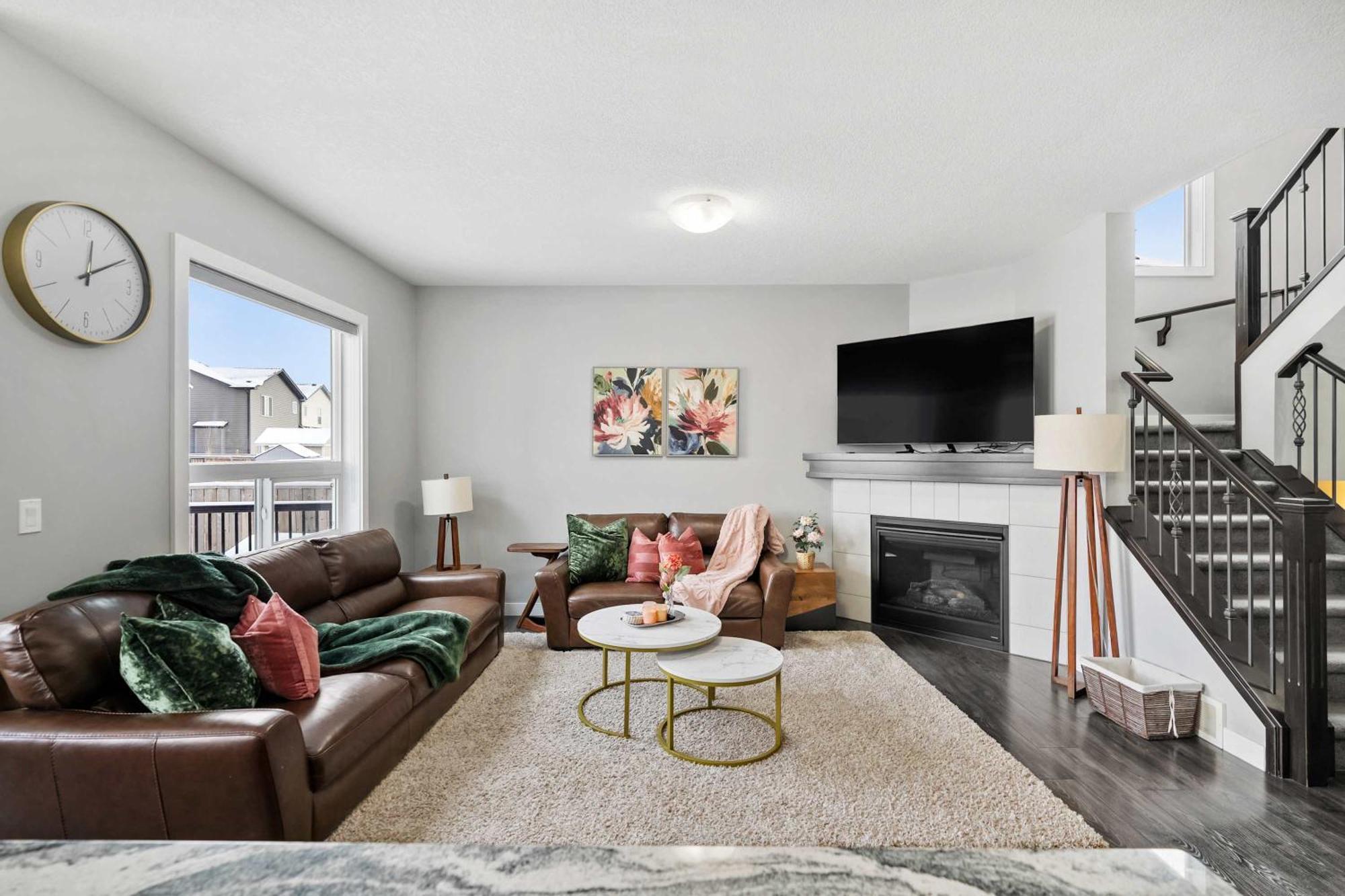 New! Large Family 4br W Kid's Play Den, Yard - Free Banff Pass, Bbq, Netflix, Parking & Wine! * Calgary