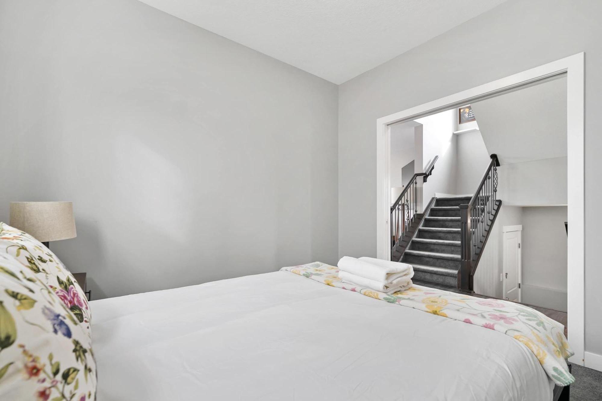 New! Large Family 4br W Kid's Play Den, Yard - Free Banff Pass, Bbq, Netflix, Parking & Wine! Holiday home
