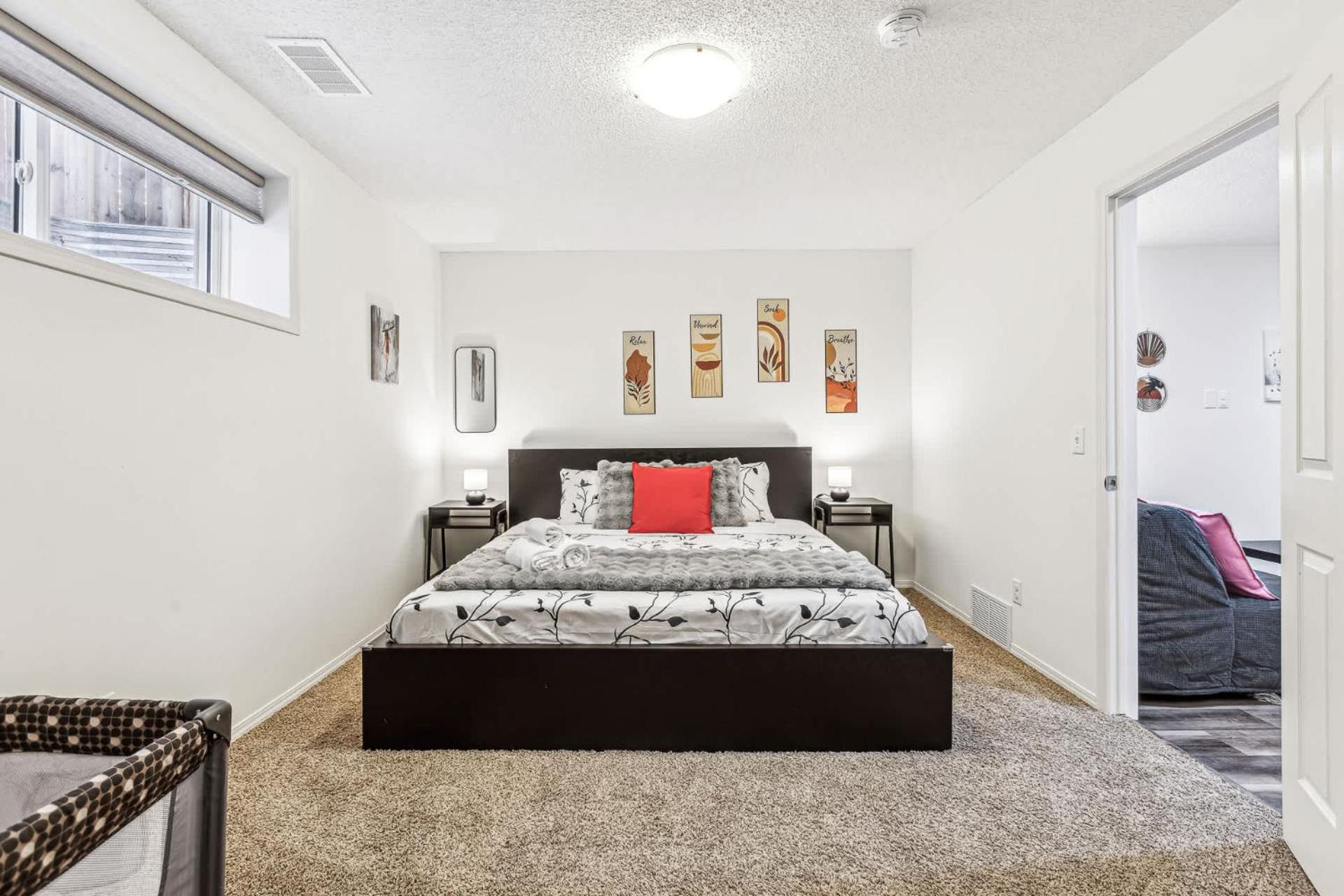 Basement In - Short Drive To Banff Holiday home Calgary
