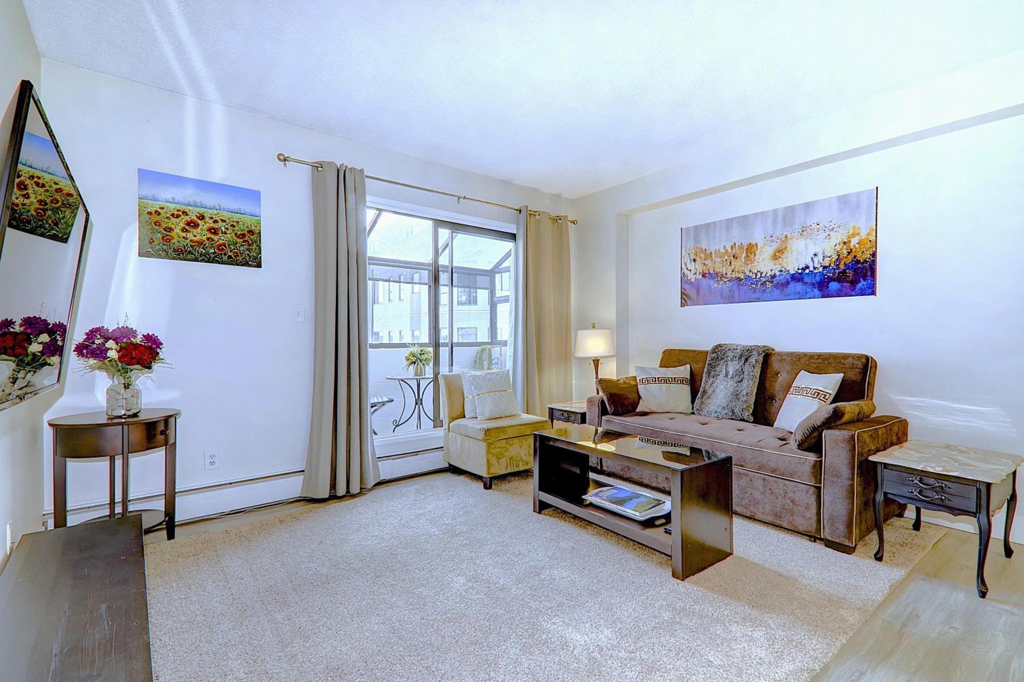 Large Floor 2br, Stampede & Parking By Doorbed Apartment