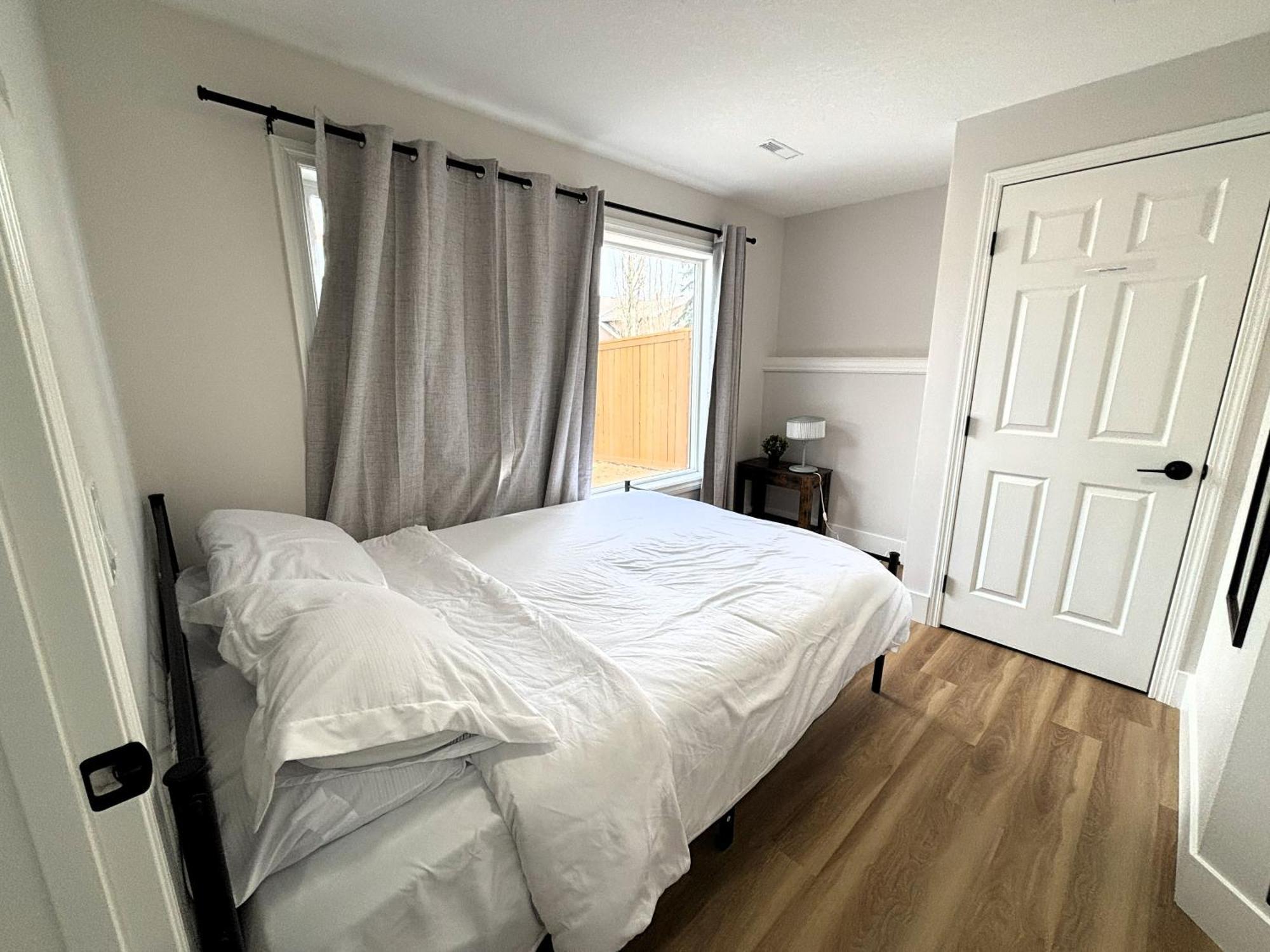 Valleyhut - Private 2 Bedrooms 1 Bathroom Walkout Basement Apartment *
