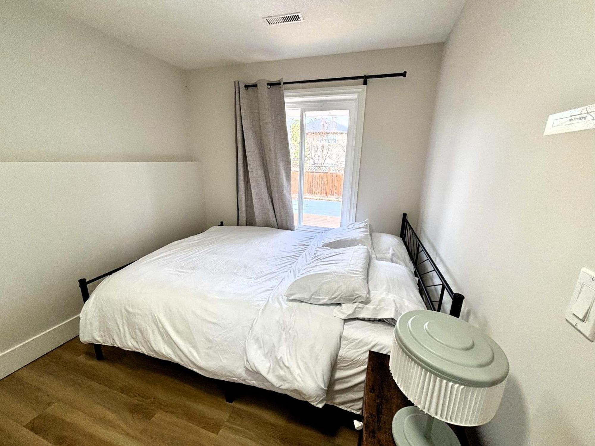 Apartment Valleyhut - Private 2 Bedrooms 1 Bathroom Walkout Basement Apartment