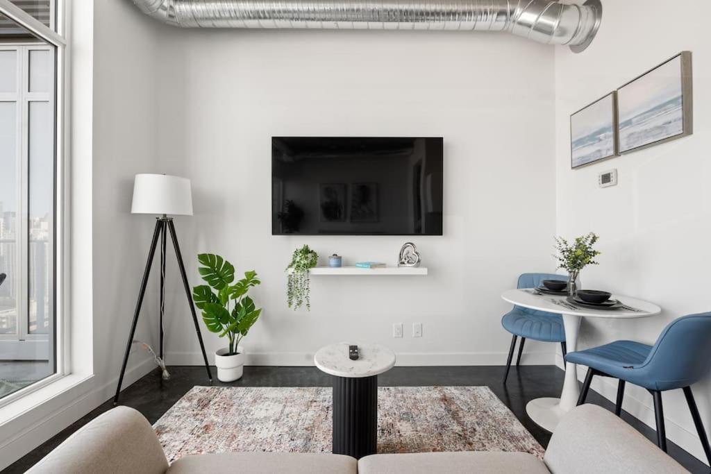 Apartment Just Steps From Stampede Park, Luxury Living *