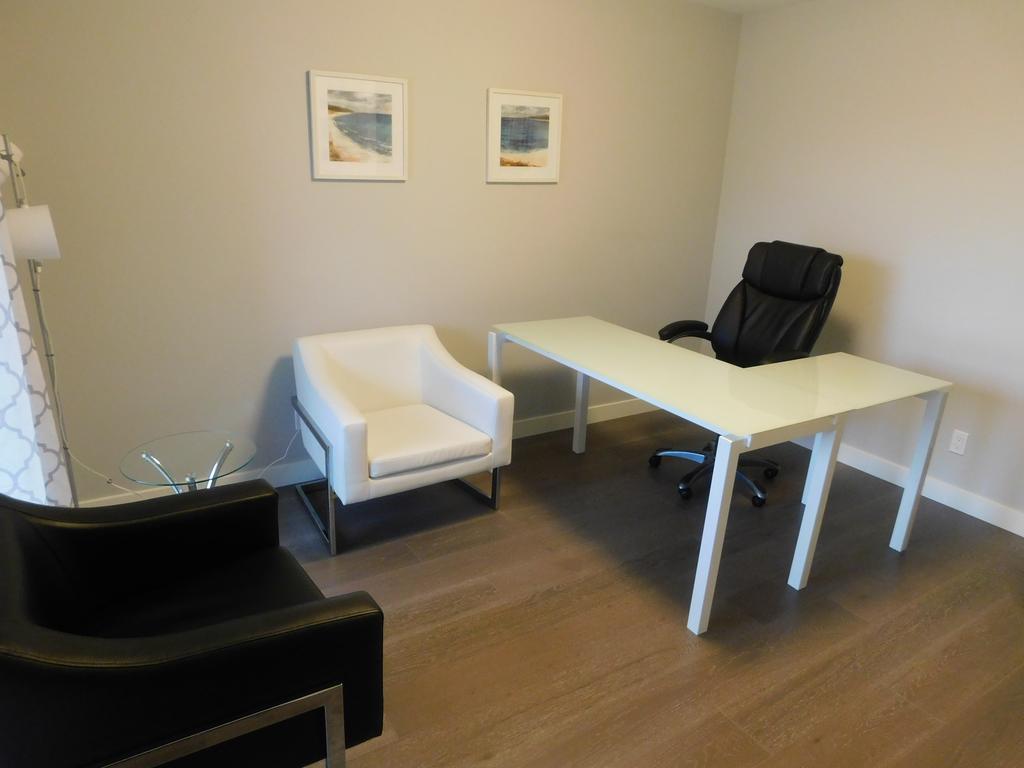 Three-bedroom House With Balcony #33 Sunalta Downtown Apartment Calgary