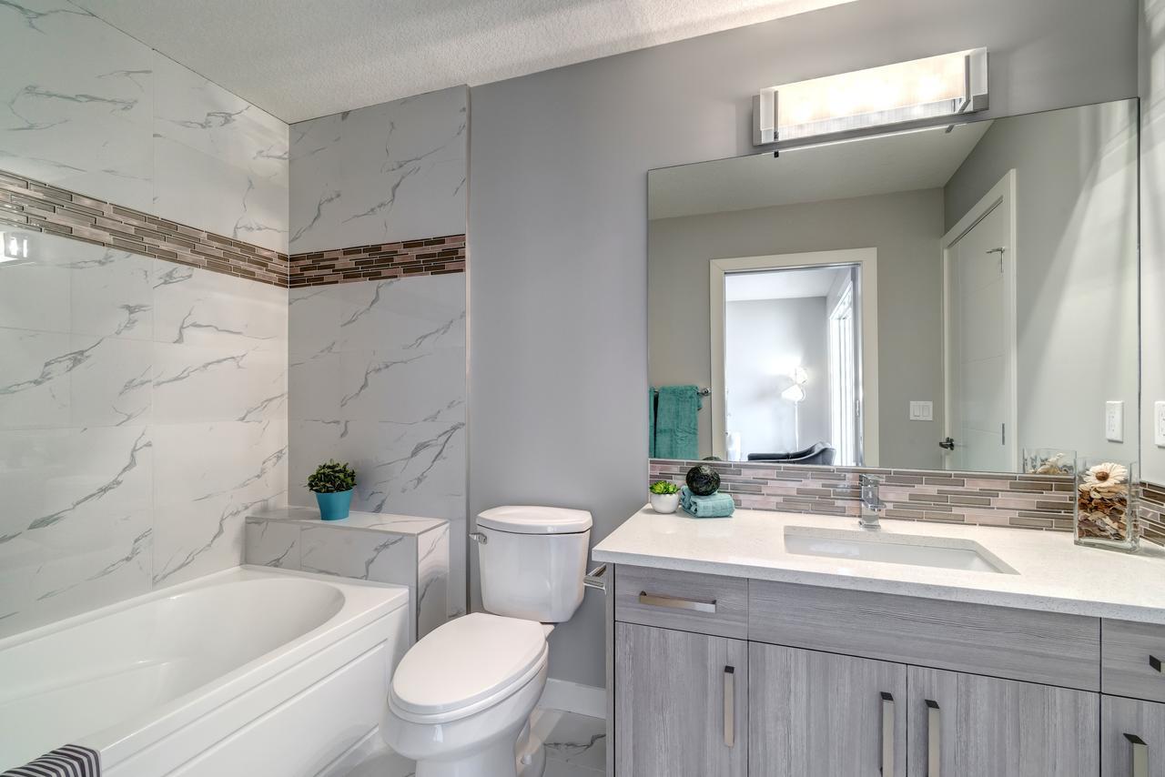 Three-bedroom House With Balcony #33 Sunalta Downtown Apartment Calgary
