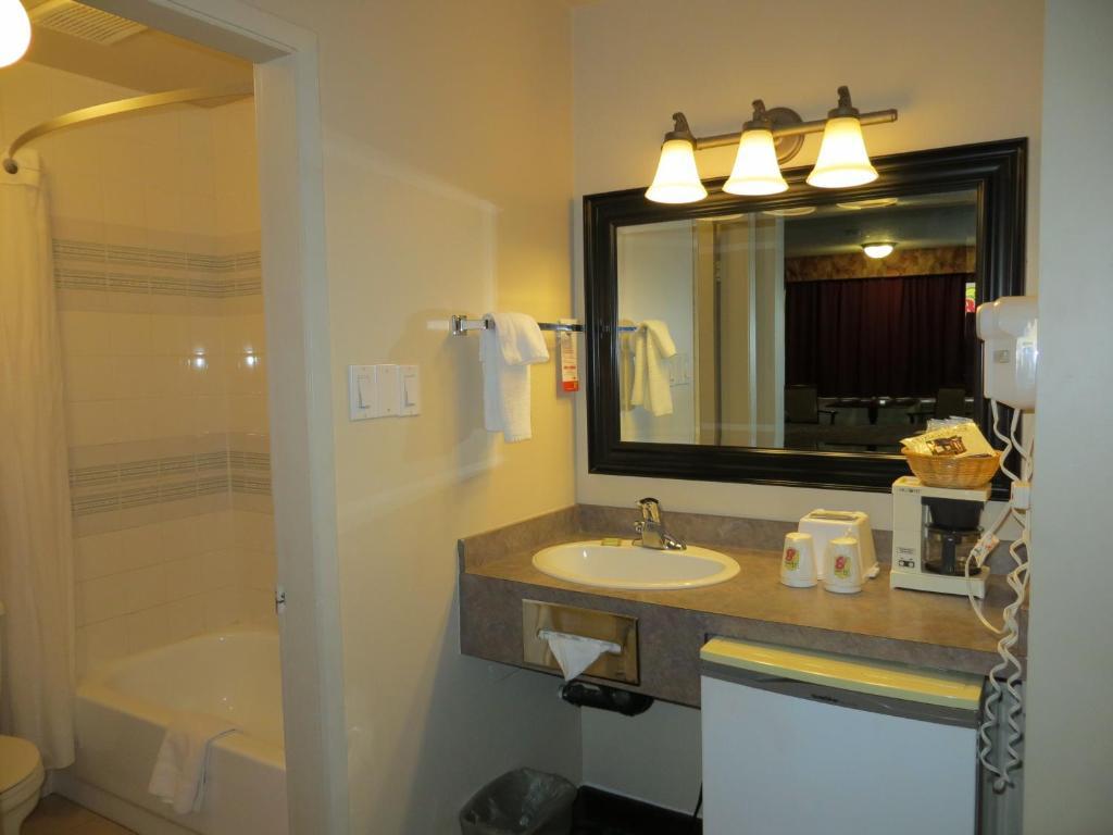 Hotel Super 8 Village 2*