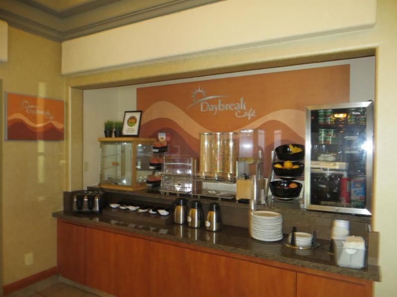 Days By Wyndham Airport Hotel Calgary