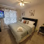 Elegant Guest Suite - King Bed & Ensuite Private Bathroom - Close To Airport With Aircon