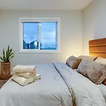 Neutral Living/6Beds/4Bedrooms+1Bunos/With Basement And Fireplace/Free Parking On Premises