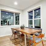 Neutral Living/6Beds/4Bedrooms+1Bunos/With Basement And Fireplace/Free Parking On Premises