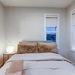 Neutral Living/6Beds/4Bedrooms+1Bunos/With Basement And Fireplace/Free Parking On Premises