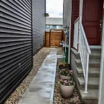 Livingston Howse Haven - A Simple & Cozy Private Two-Bedroom Basement Suite With Free Parking