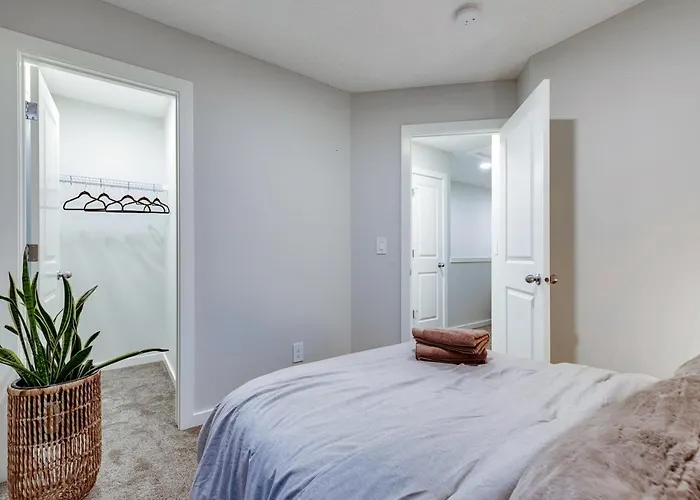Neutral Living/6Beds/4Bedrooms+1Bunos/With Basement And Fireplace/Free Parking On Premises