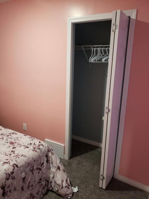 Cozy Two Bedroom Guest In Nw Calgary