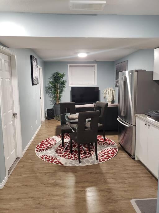 Cozy Two Bedroom Guest In Nw Apartment Calgary