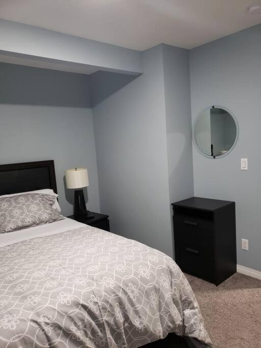 Cozy Two Bedroom Guest In Nw Apartment Calgary