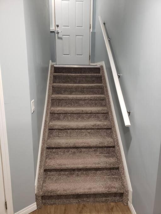 Cozy Two Bedroom Guest In Nw * Calgary