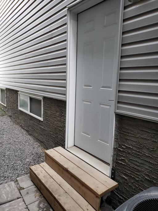 Cozy Two Bedroom Guest In Nw Apartment Calgary