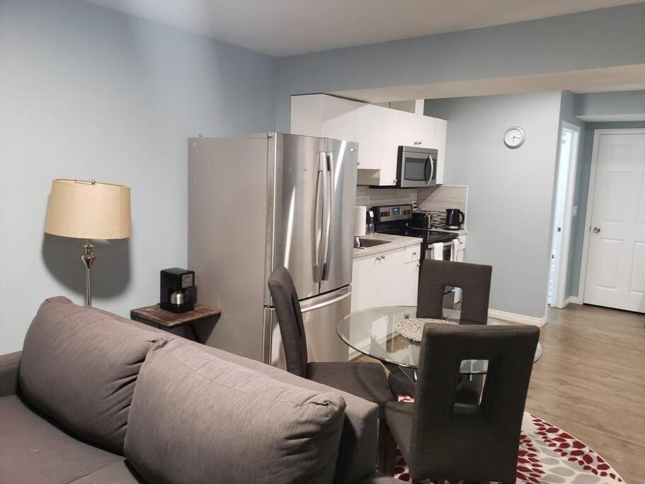 Apartment Cozy Two Bedroom Guest In Nw Calgary