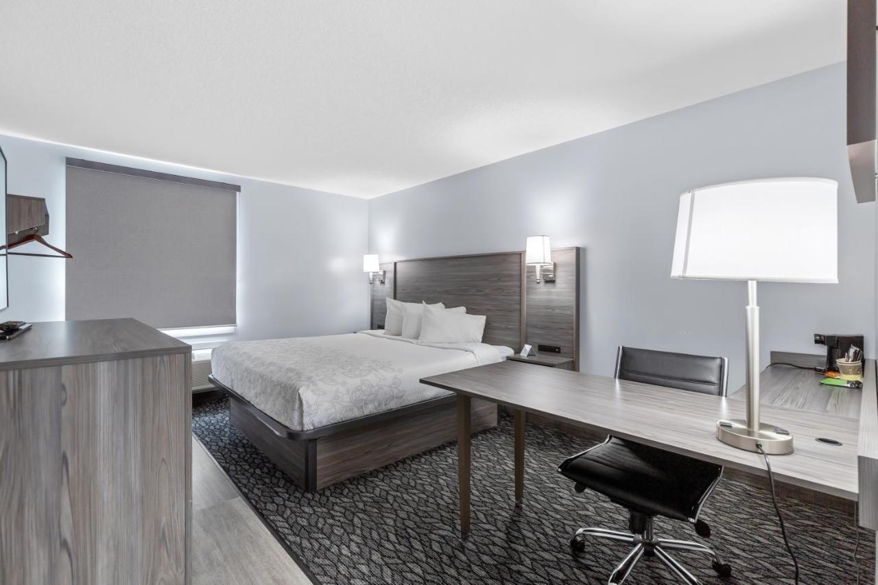 Emerald & Airport Hotel 2*