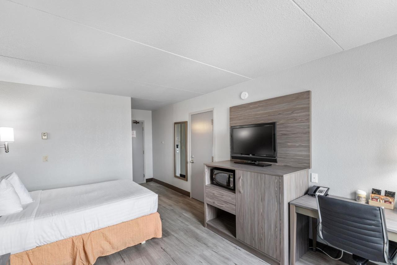 Emerald & Airport Hotel 2*