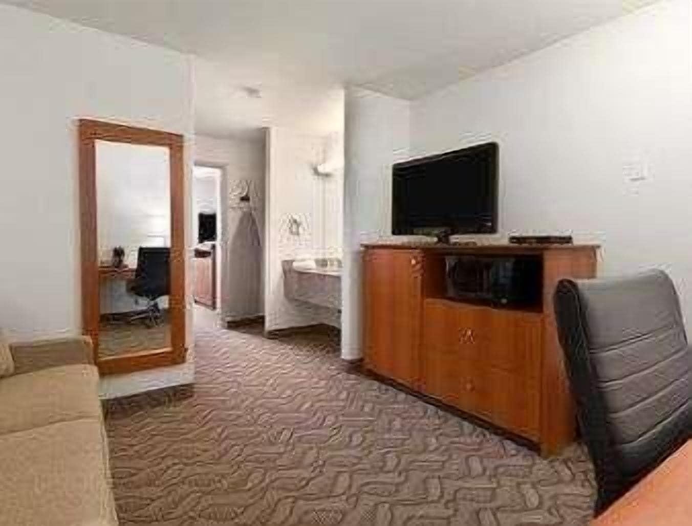 Hotel Super 8 By Wyndham Shawnessy Area 3*