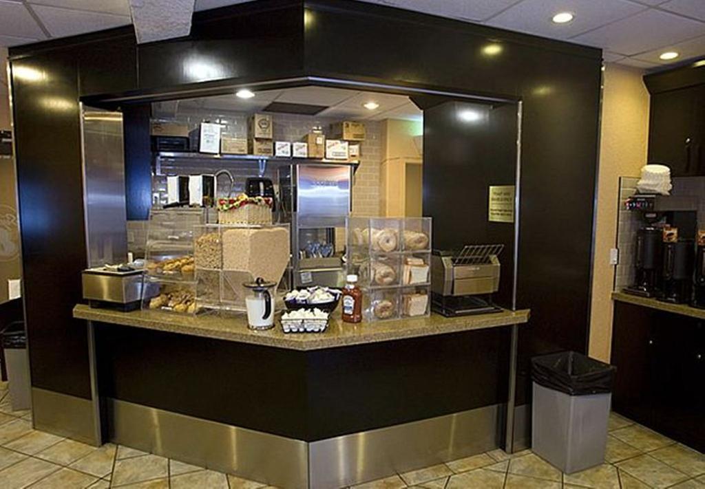 Hotel Super 8 By Wyndham Shawnessy Area 3*