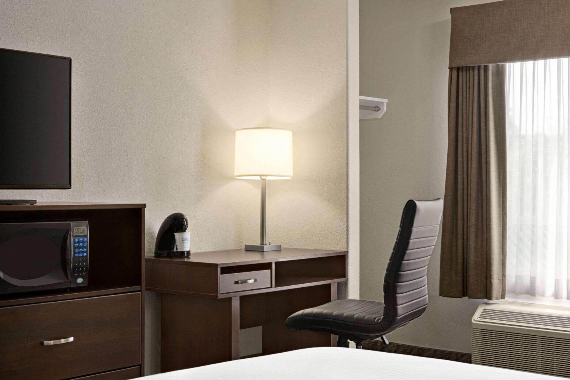 Super 8 By Wyndham Shawnessy Area Hotel