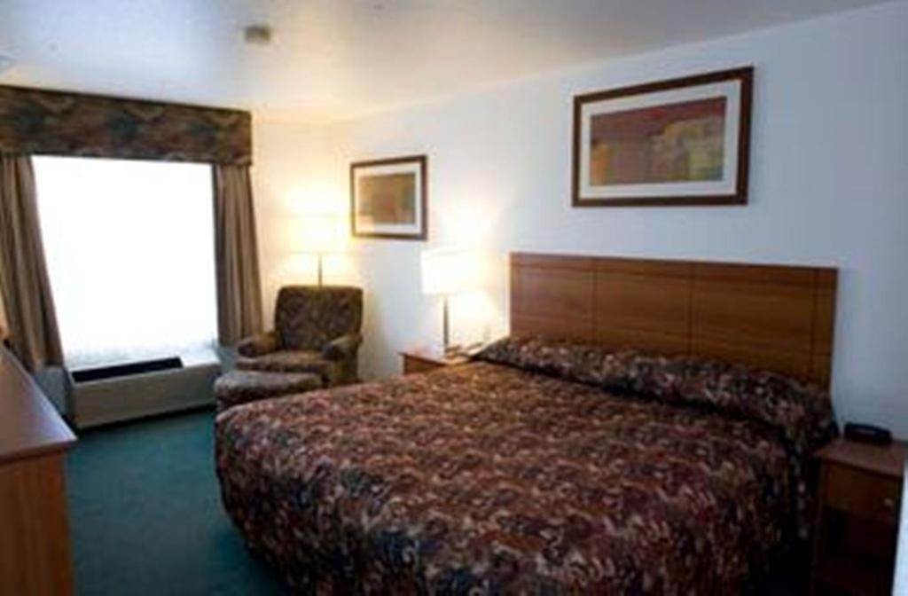 Super 8 By Wyndham Shawnessy Area Hotel