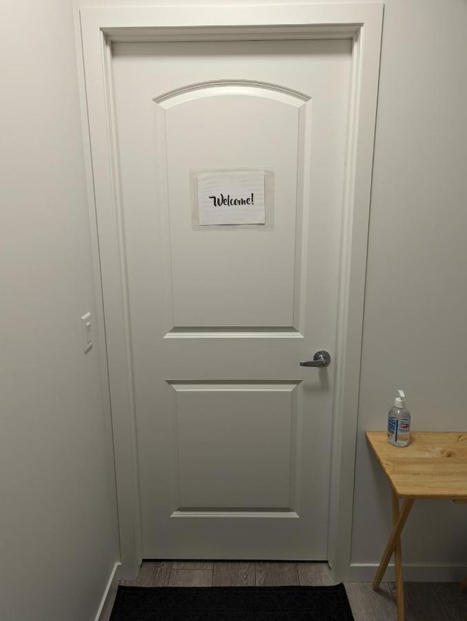 Livingston Howse Haven - A Simple & Cozy Private Two-bedroom Basement With Free Parking Calgary